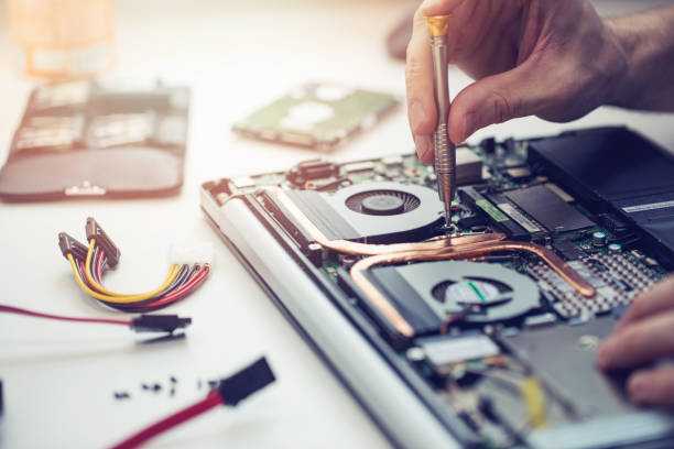 Interior de una computadora con componentes