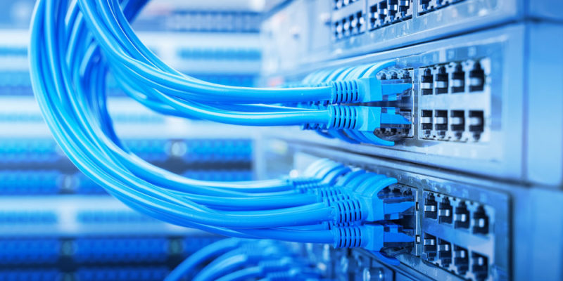 Servidores y equipo de red en un rack